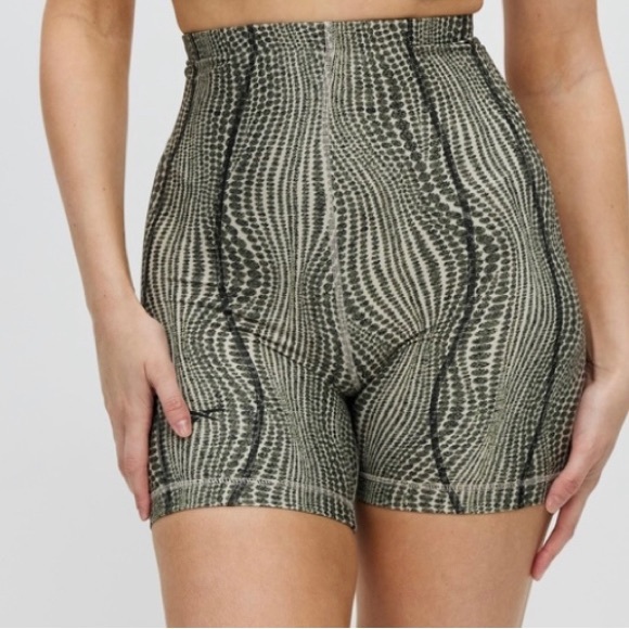 CARDI B Bike workout shorts, high waist with elastic grip waistband NWT size L - Picture 2 of 16